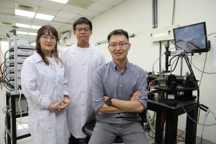 NCHU’s Prof. Yen-Fu Lin, (Right), Dr. Mengjiao Li (Left) and student Feng-Shou Yang develop novel two-dimensional neural synapses.