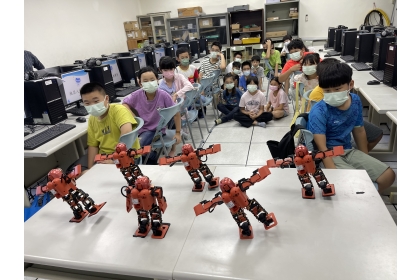 學生參與 AI 機器人教學活動,透過程式控制機器人動作,體驗人工智慧與機器人科技的實際應用。