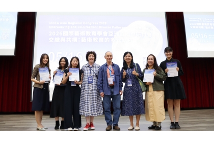 Certificates of presentation were awarded during the English presentation session by InSEA President Patsey Bodkin (4th from left), session moderator Jonathan Silverman (5th from left), and congress organizer Associate Professor Hsin-Yi Chao (3rd from ri