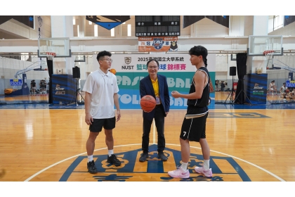 國立中興大學蔡清標副校長(中)為本次賽事進行開球