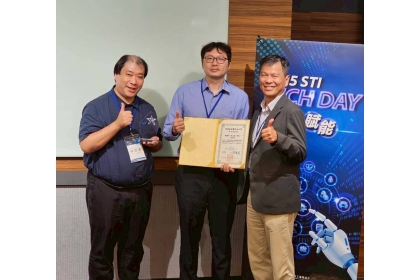 中興大學賴慶明教授（中）團隊榮獲「2025 A* Awards金仝獎」