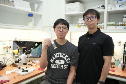 興大分生所曾振圓助理教授(右)與論文共同第一作者蔣品寬合影(左)