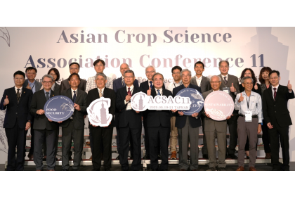 農業部政務次長胡忠一(首排中)出席開幕式，與亞洲作物學會代表、國內大專院校代表合影留念。