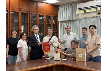 與會貴賓及中興大學農藝學系老師合照