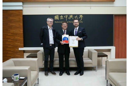 捷克經濟文化辦事處代表Mr. David Steinke（右）拜會中興大學詹富智校長（中）。