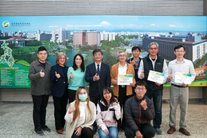 昆蟲系杜武俊教授、莊益源教授、吳明城教授與農資學院院長、學術秘書、教務長、教發中心主任及執行團隊合影