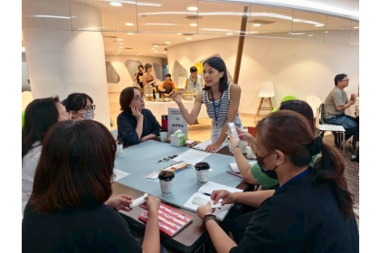 中興大學圖書館宋慧筠館長(中)與學員互動交流