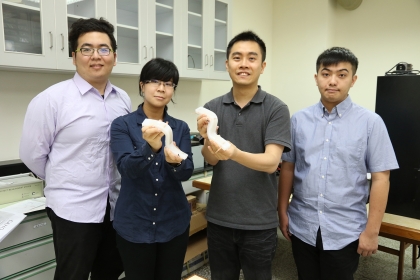 中興大學材料系助理教授賴盈至（右2）團隊，研發出一款具有自主感測功能的軟性機器人