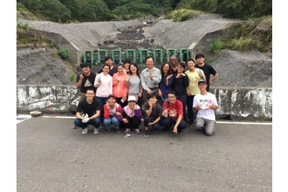 中興大學水土保持學系特聘教授陳樹群（2排左5）對於傳統防砂壩危害生態無法視若無睹，發明「可調柵欄式防砂壩」，可拆解重組又不會危害生態，宛若會呼吸的防砂壩。（河相暨溪流工程研究室提供）中央社記者楊淑閔傳真