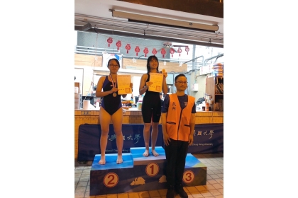 行銷二林芷柔同學於在50公尺仰式打破大會紀錄，由體育室黃主任頒獎。