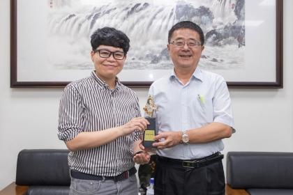 興大森林系陳奕君副教授（左）以「智慧型纖維素水膠在農業上之應用」榮獲「未來科技獎」，與興大農資學院詹富智院長（右）合影。