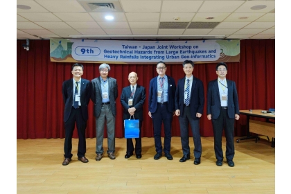 開幕致詞貴賓合影。由左至右為會議主席-中興大學蔡祁欽特聘教授、中華民國大地工程學會理事長-台灣大學卿建業特聘教授、國際土壤力學與大地工程學會(ISSMGE)前主席-石原研而(Kenji	Ishihara)教授、ISSMGE亞洲副主席-中興大學壽克堅特聘教授、ATC-3 (ISSMGE亞洲技術委員會-3)主席-愛媛大學岡村未对(Mitsu Okamura)教授、ATC-10 (ISSMGE亞洲技術委員會-10)主席-宇都宮大學清木隆文(Takafumi Seiki)教授。 