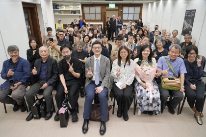 「黯像:看見不見」開幕式全體貴賓合影,與會貴賓如國立臺灣美術館長陳貺怡(前排右四)、策展人趙欣怡(前排右三)、國立中興大學張照勤副校長(前排左四)以及參展藝術家廣瀨浩二郎(前排右二)、牛俊強(前排左三)。