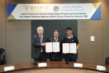 中興大學獸醫學院陳德勛院長（左）與泰國清邁大學獸醫學院Dr. Korakot Nganvongpanit 院長（右）代表簽署博士雙聯學位，興大詹富智校長（中）見證。
