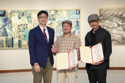 興大張照勤副校長（左）頒發感謝狀給展出藝術家陳世強（中）、張秉正（右）。