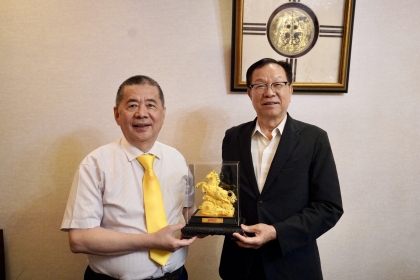 傑出校友暨榮譽校友聯誼會會長林萬年(左)、台灣糖業股份有限公司董事長吳明昌(右)