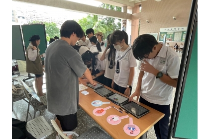 中興大學同學透過有趣的互動遊戲，引導中學生討論職場中的性別刻板印象（圖片來源：臺中市政府）