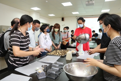 中興大學實習商店9月17日舉辦大學生有機茶手作烘焙體驗活動。