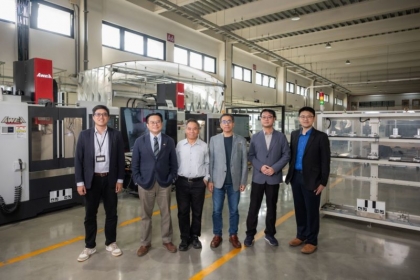 國立中興大學以強大的研究能量與最新的 AI 基礎建設，成功串聯智慧製造、智慧醫療、智慧農業跨域合作，不僅落實高效能運算在學術研究和產業應用，更能推動興大成為中台灣 AI 生態的重要樞紐。（由左至右為陳冠辰助理教授、宋振銘研發長、簡瑞與系主任、王世明副系主任、藍國瑞副教授、吳忠翰助理教授；圖片來源：科技新報）