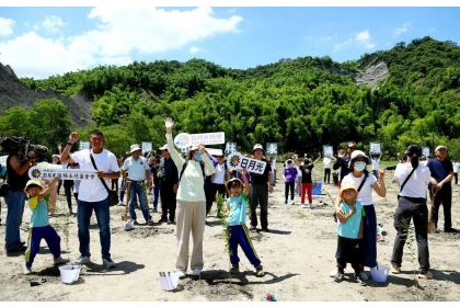 日月光號召逾百人參與「環境山林 永續希望」邀請幼稚園、國小、國中的學子，都一同來參與，幼兒園由家長陪著孩子一同參與，親手種下樹苗，形成小幼苗種小幼苗深具意義的畫面（圖／日月光環保永續基金會提供）