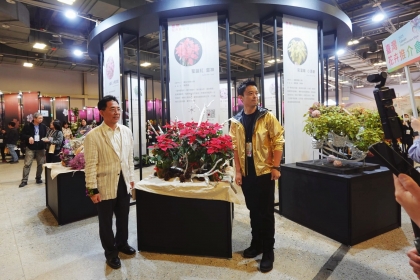 中興大學園藝系 陳彥銘副教授(右)與農糧署主任秘書陳立儀合影