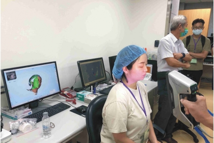 後醫系新生參訪彰基運用3D列印技術，製作的各種模型和器官。 （圖彰基提供）