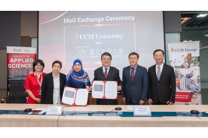 左起：Dr Crystale Lim、Prof Dr Phang Siew Moi、Prof Datuk Dr Rohana Binti Yusof、詹富智校長、周濟眾副校長、工學院楊明德院長