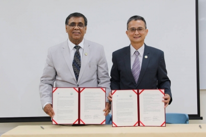 興大國農中心主任黃紹毅（右）與APPARI執行秘書長Ravi_Khetarpal代表簽約