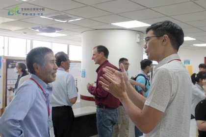 Renowned UC Davis professor John J. Harada and NCHU's young Yushan Scholar Professor Kuan-Ju Lu from the Graduate Institute of Biotechnology discussed plant science-related research at the venue.