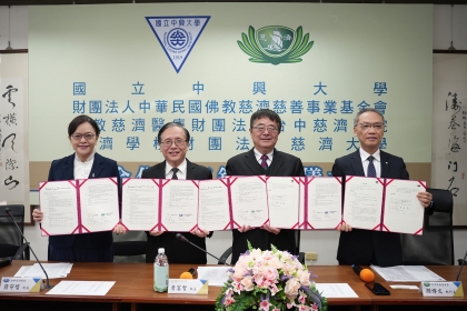 興大校長詹富智（右2）、慈濟基金會執行長顏博文（右1）、台中慈濟醫院院長簡守信（左2）及慈濟大學校長劉怡均（左1）共同簽約