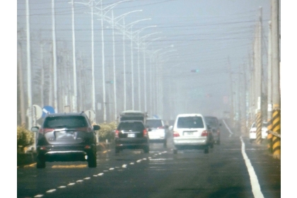 雲林空汙全台最嚴重，公路或空曠地有時霧茫茫。 記者蔡維斌／攝影